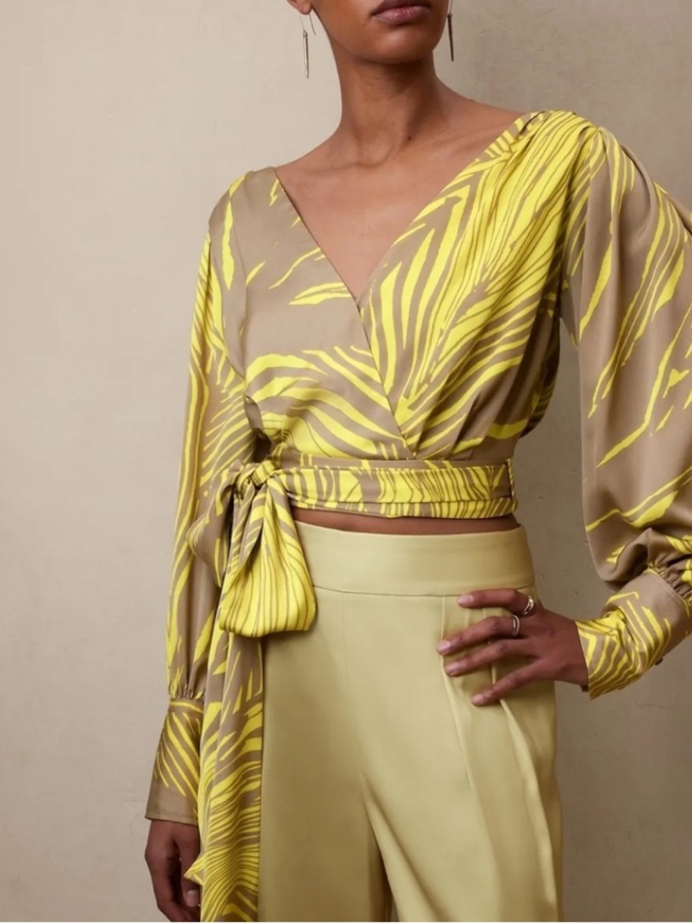 Banana Republic Satin Wrap Tie Blouse Abstract Gray Yellow V-Neck Puff Sz 6 - Picture 2 of 8